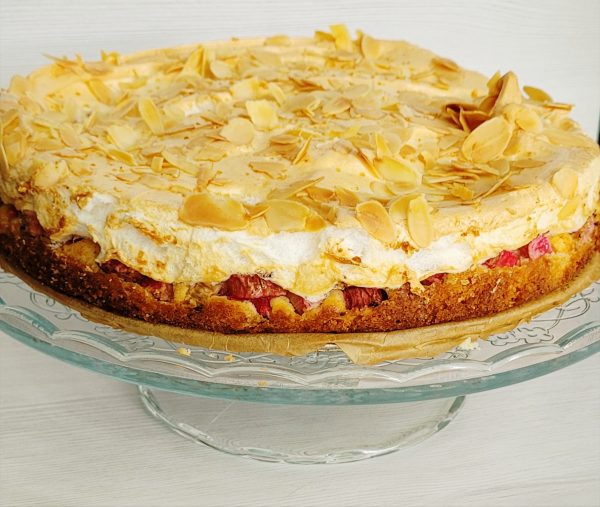 Пирог с ревенем и безе,  1 шт (850 г)