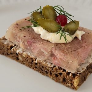 Сморреброд  с холодцом из свинины и кремом из хрена, 1 шт (50 г)