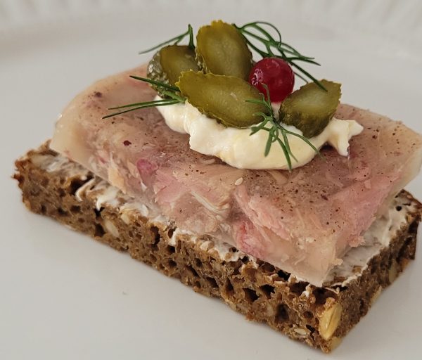 Сморреброд  с холодцом из свинины и кремом из хрена, 1 шт (50 г)