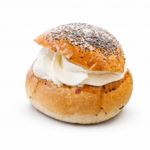 Масленичная булочка с клубничным вареньем 1 шт (130 г )