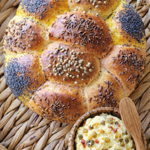 Pidulik leib (~530 g) ja maitsevõi oliivide ja päikesekuivatatud tomatitega (100 g)